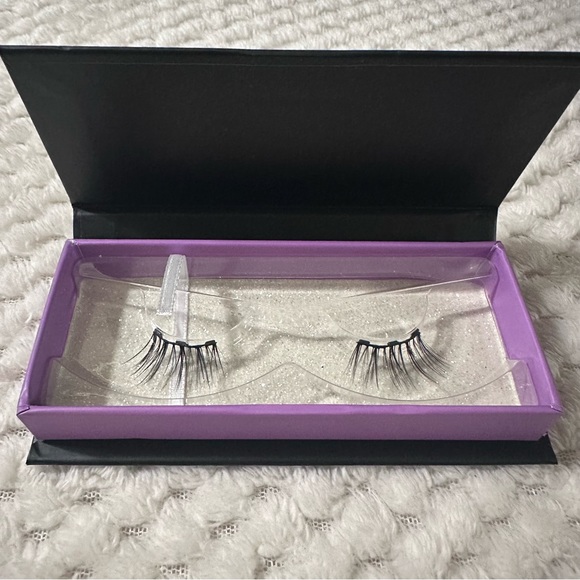 Moxielash Magnetic Lashes in Cheeky Lash - Picture 1 of 2